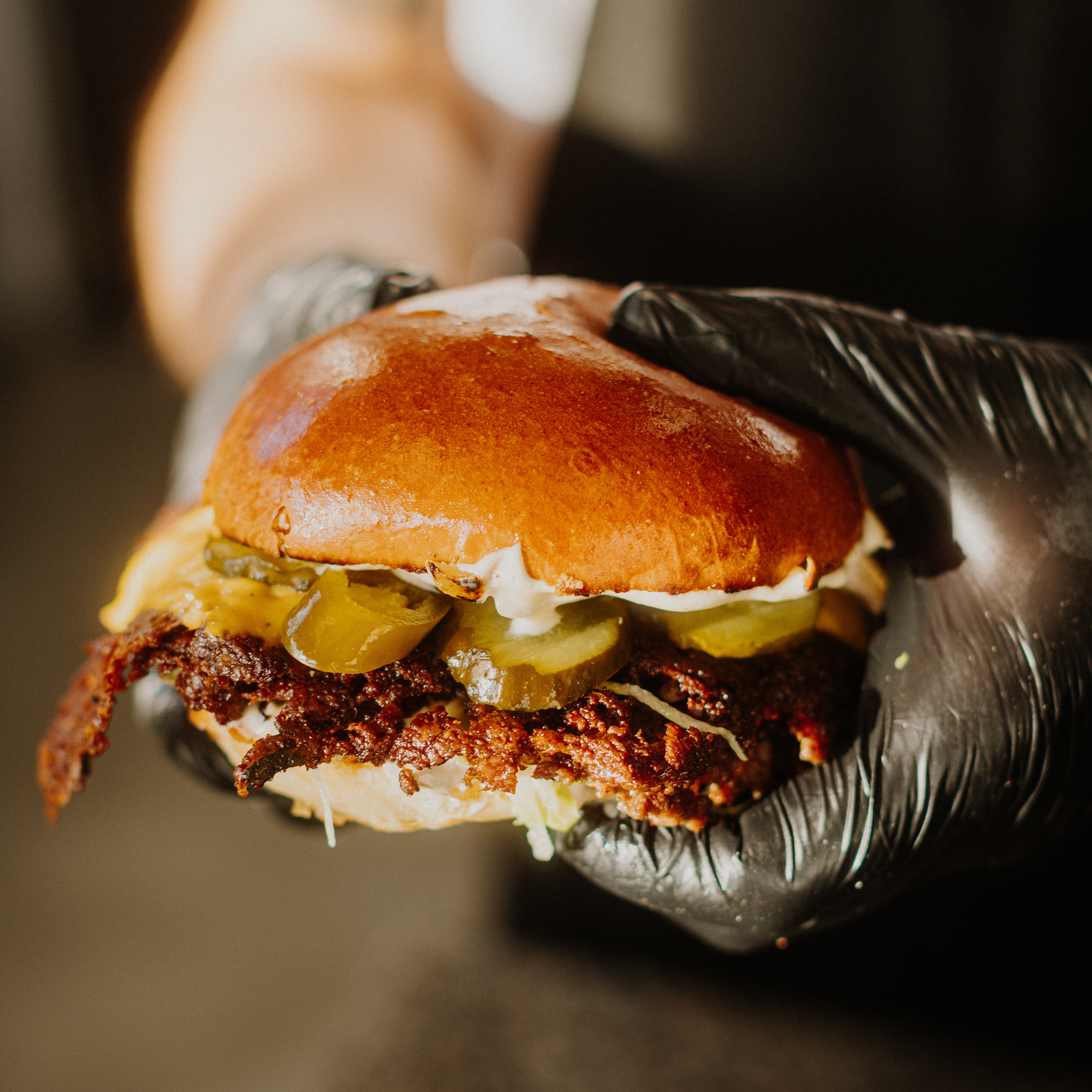 Soczysty smash burger na drewnianej desce